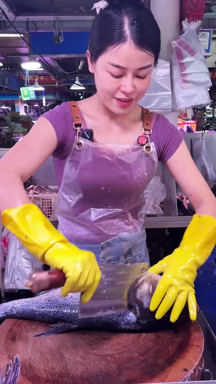 菜市场砍价买鱼趣事,杀鱼技术高超,鱼块翻倍要求