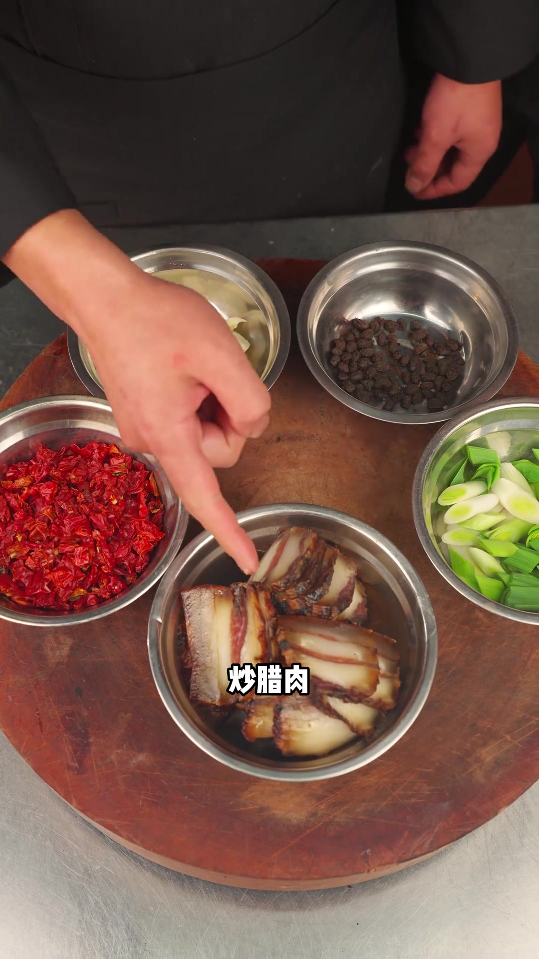 大蒜叶炒腊肉这么做,好吃不咸,快学起来