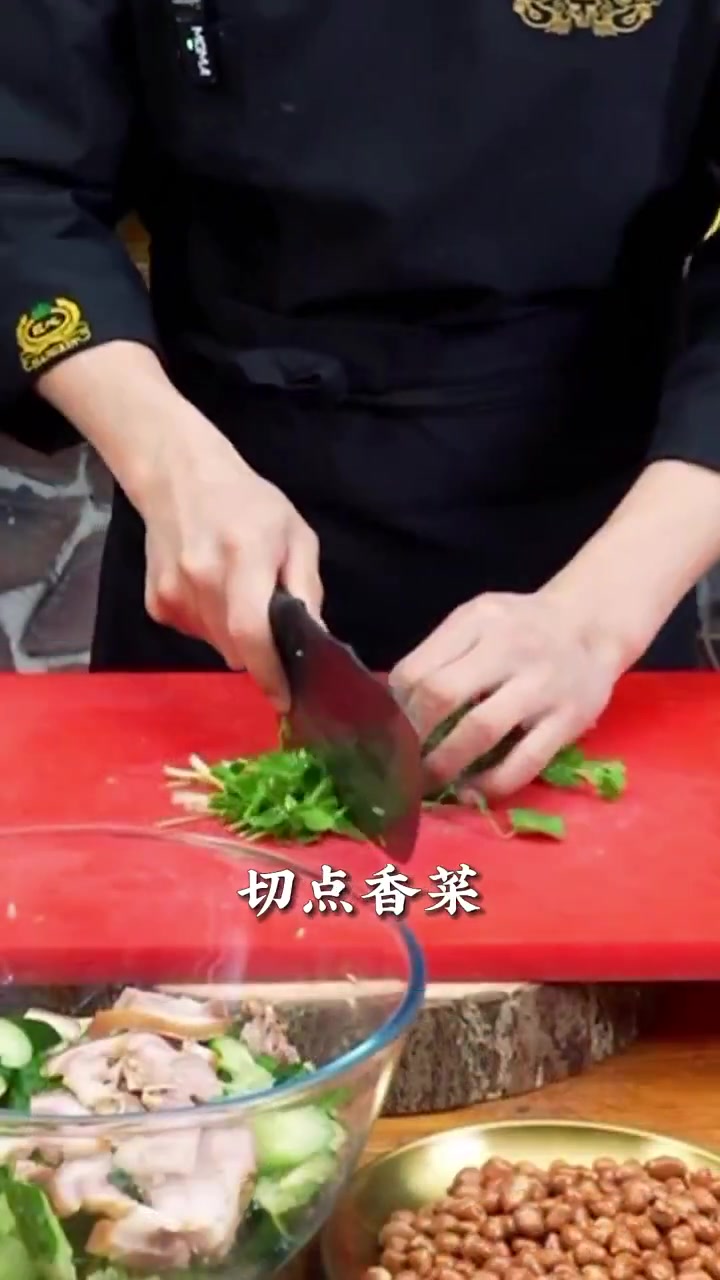 猪头肉拌黄瓜太香了,黄瓜清脆爽口,猪头肉香而不腻,夏季必备下酒菜!