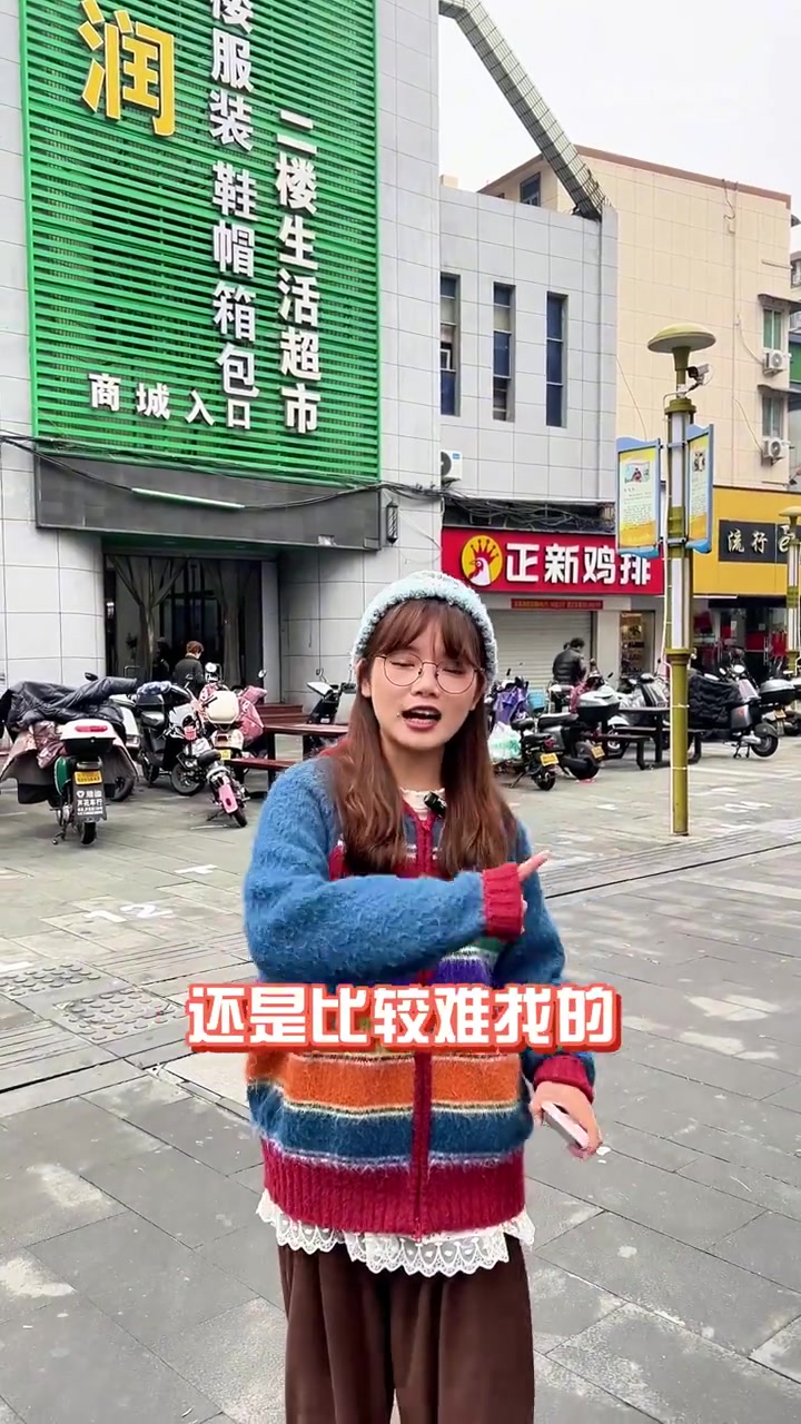 巷陌深处,普陀的晨雾还未散尽,张阿三馄饨铺的烟火气已袅袅升起。四十余载光阴,将小店熬成了时