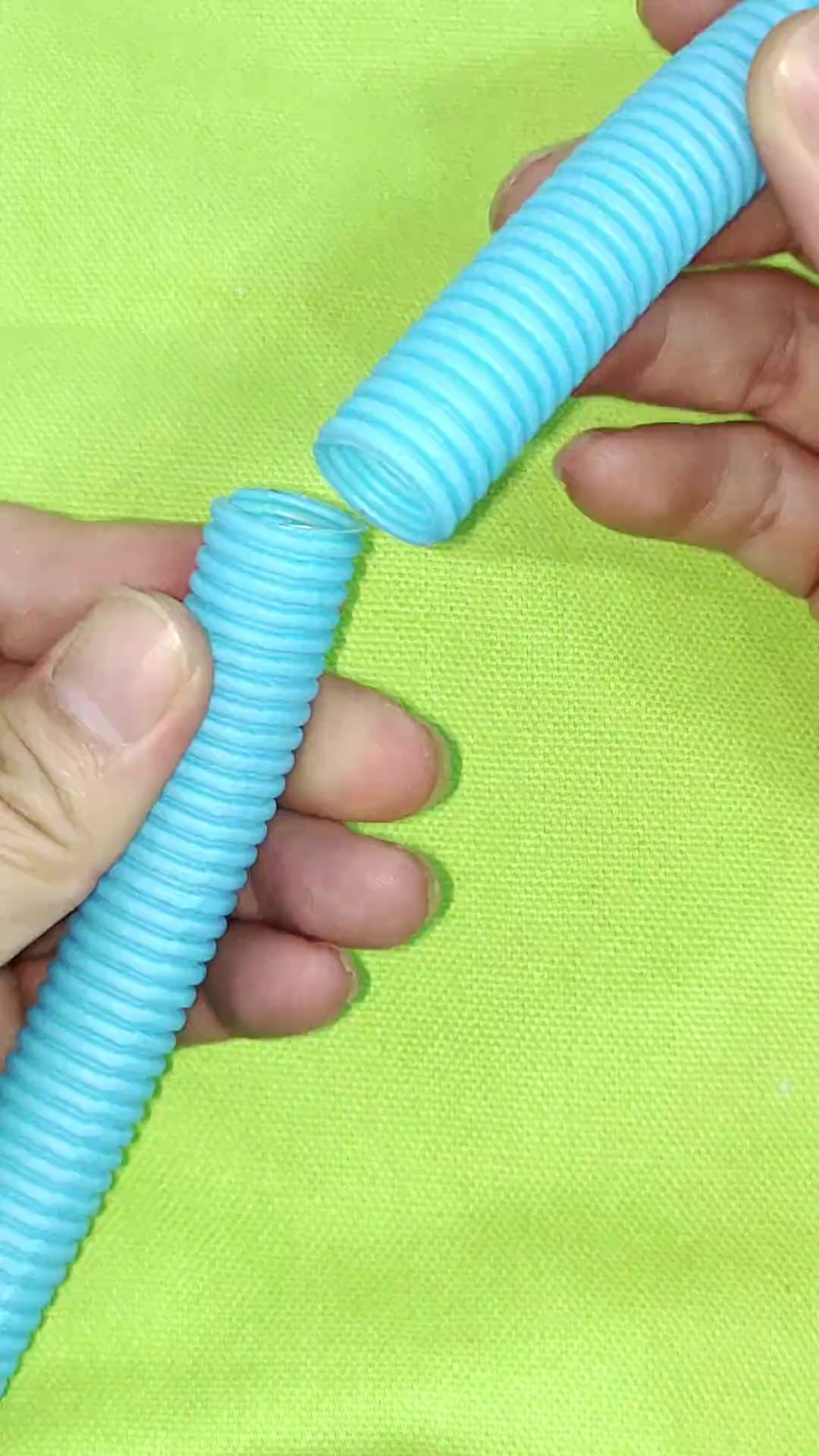 巧妙管道连接法:胶带不牢可用壁纸刀巧裁缝合!