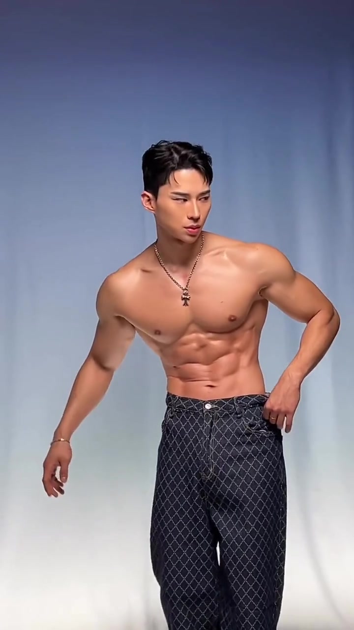 这样的颜值帅哥谁不爱,马甲线鲨鱼线腹肌件件炸裂