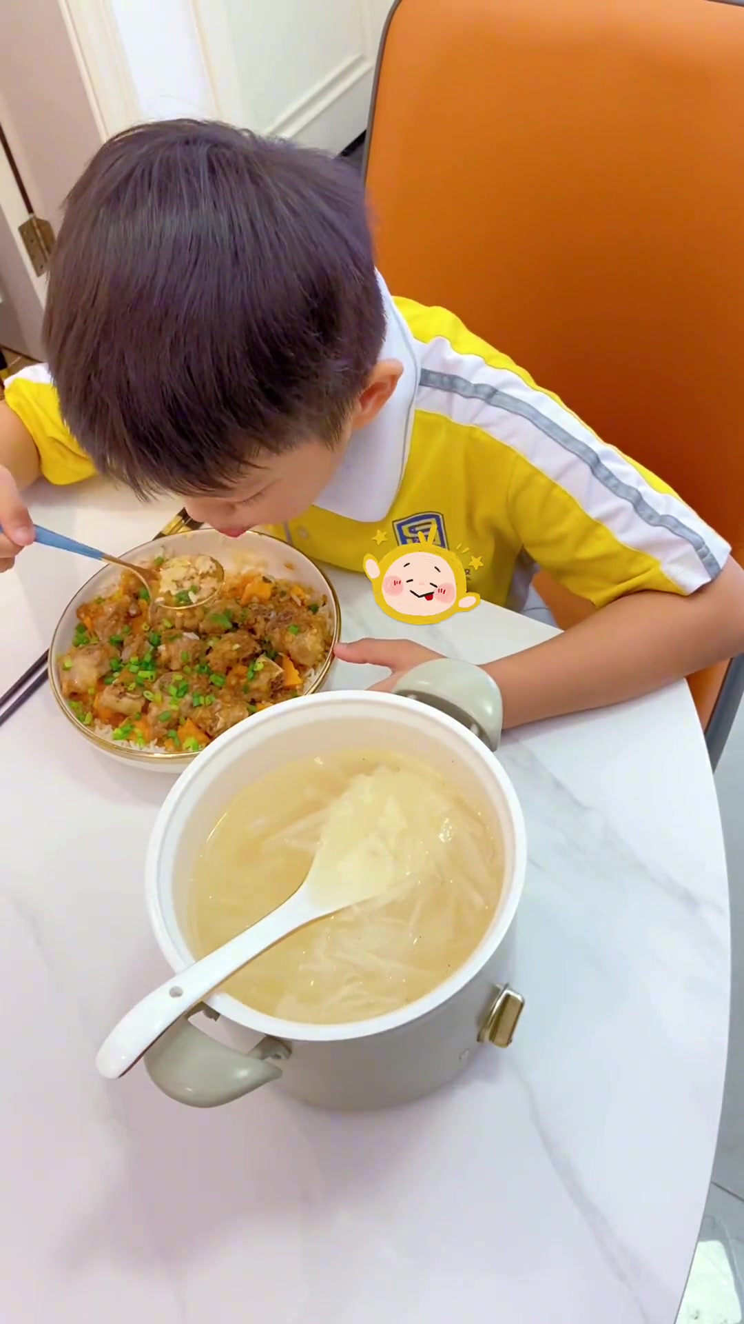 懒得炒菜就给孩子安排一个这样的套餐:蒸排骨饭和白萝卜丝虾皮清汤;简单美味又营养