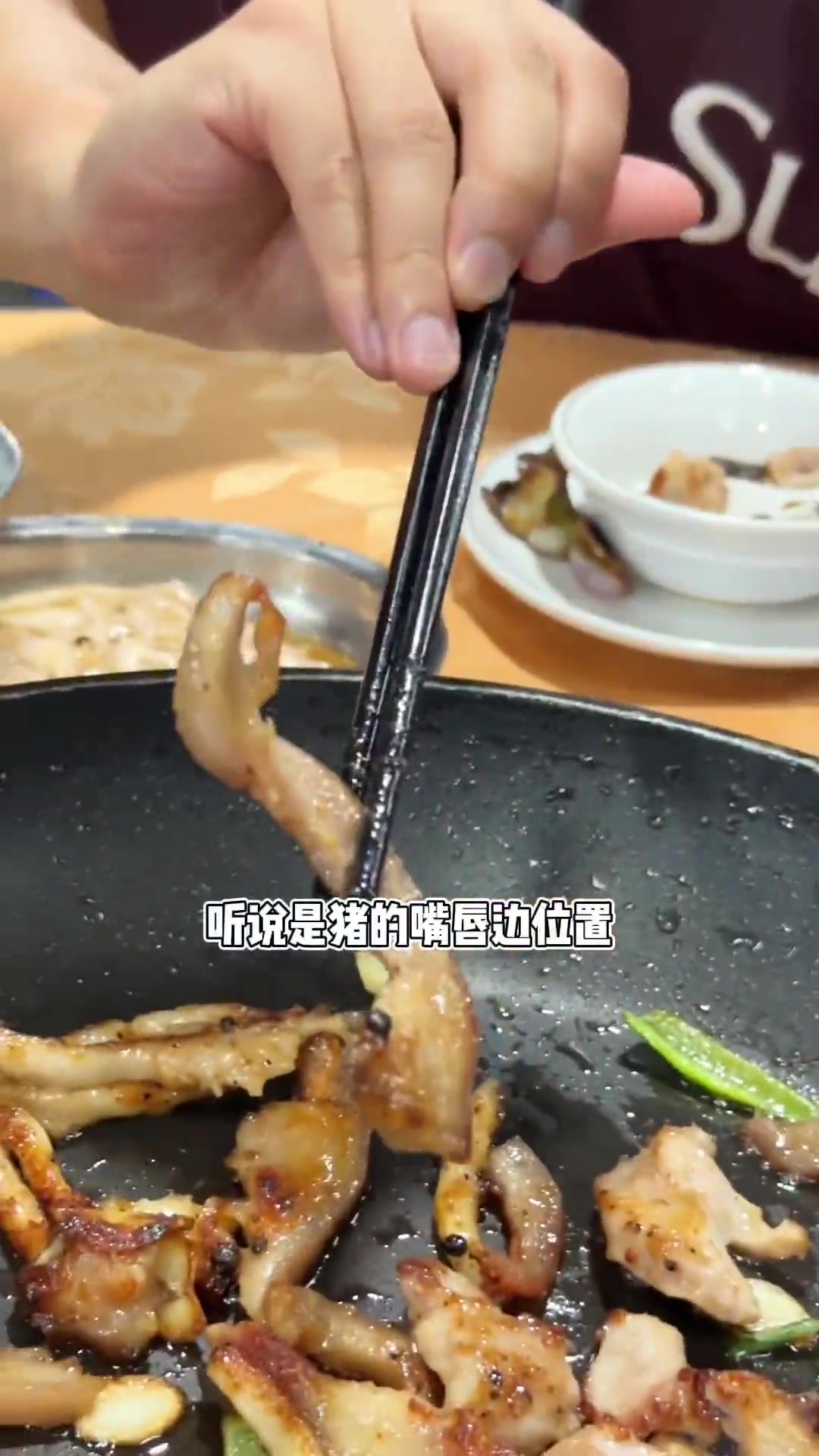 地道好吃但偏僻的一间小店,主打广式自助煎肉,食材也是相当“了能”,小贵但我觉得是值的~