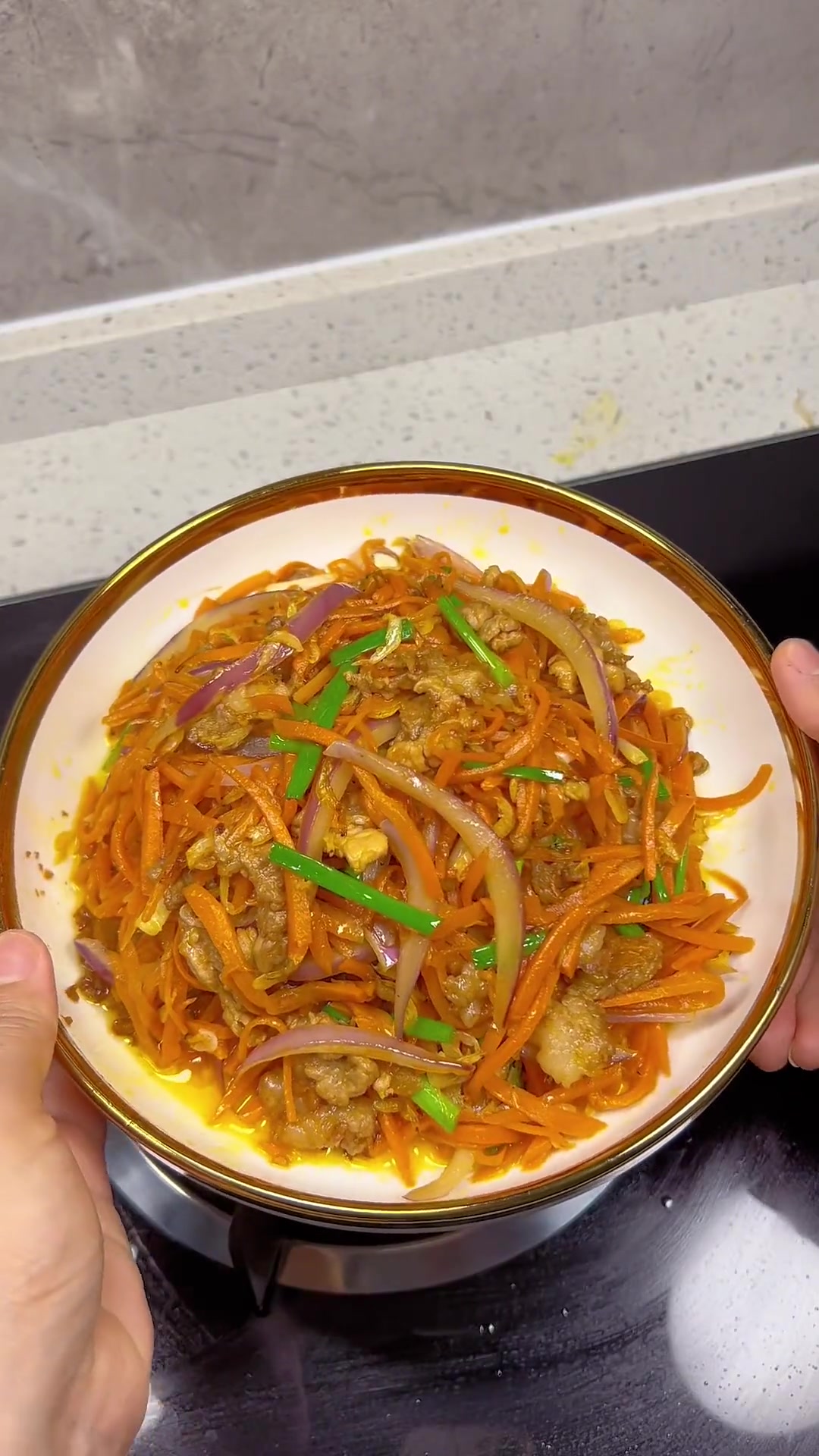 小杰眼睛红红的,我看手机也比较多,煲点枸杞叶猪肝汤,一家人都可以喝