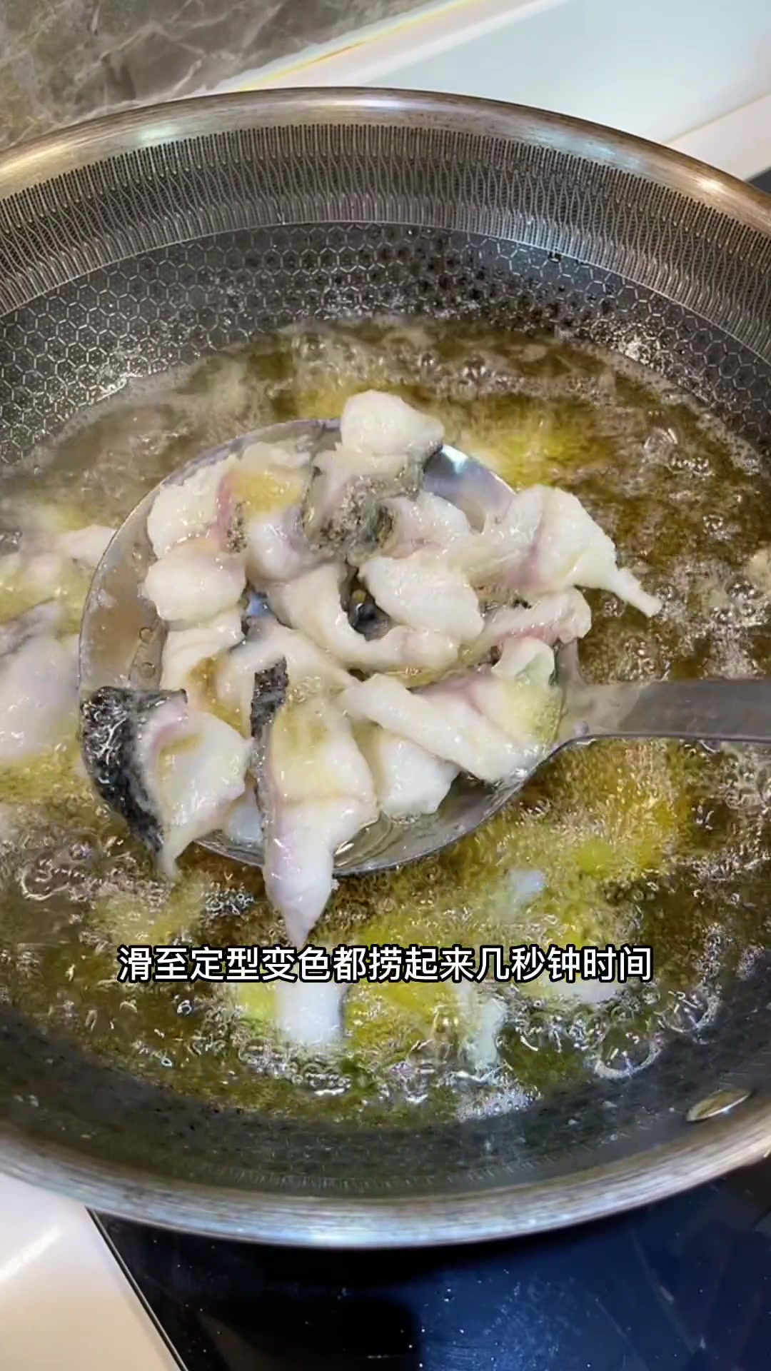 水煮鱼,酸菜鱼大家都吃过,炒的鱼片你吃过吗?试试这道辣炒乌鱼片