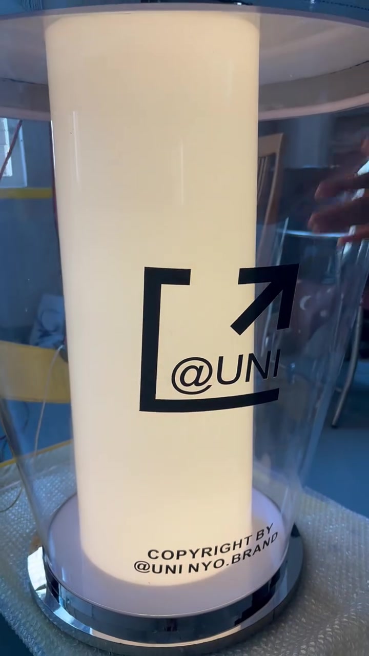 大家见过像奶茶杯一样的发光灯箱吗?按杭州客户要求我们给它做出来了 来看看这款神似一杯大型奶