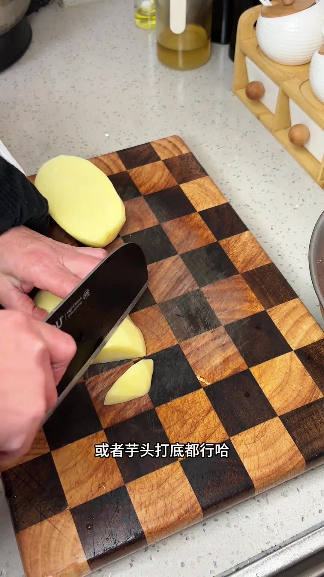 聪明的人做一桌菜总会安排两到三道蒸菜,这个豆豉蒸排骨就是蒸菜中的经典,汤汁拌饭都能干三碗!