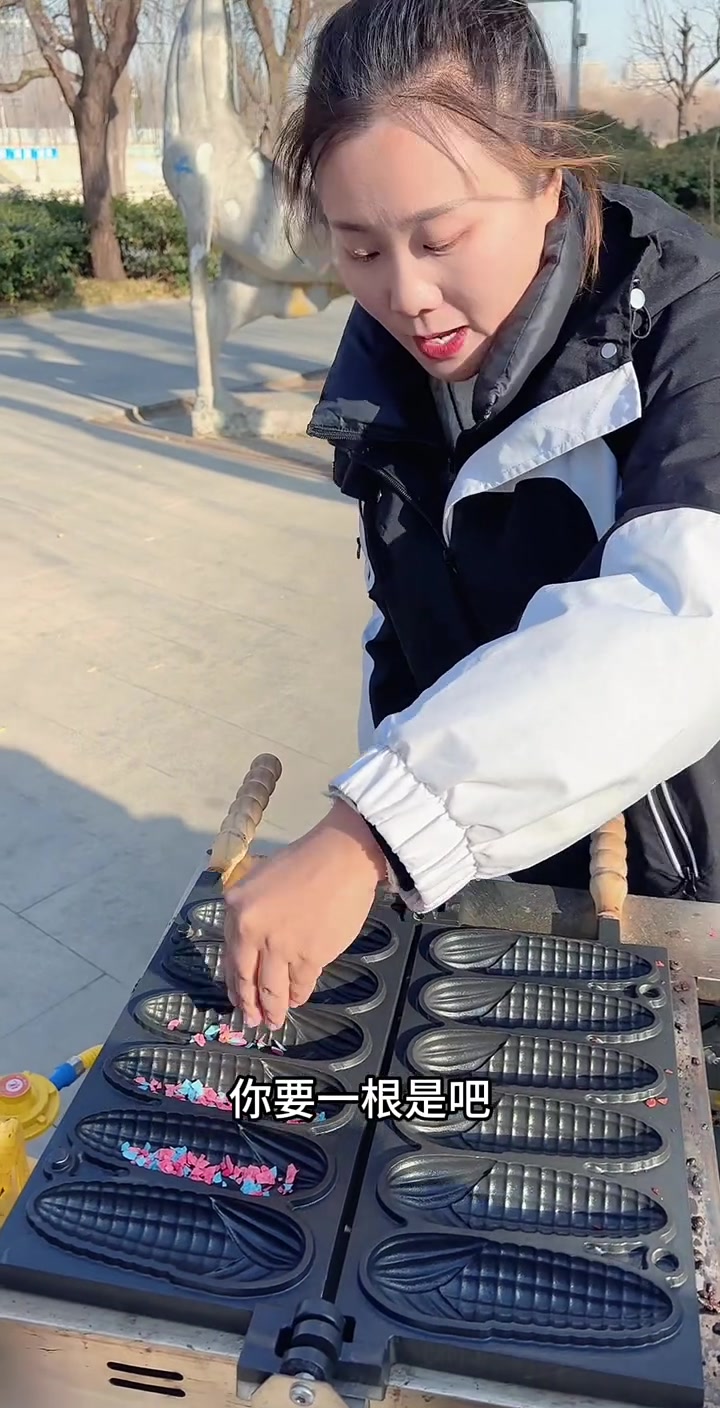 顾客着急要八爪鱼串串,老板做时状况百出