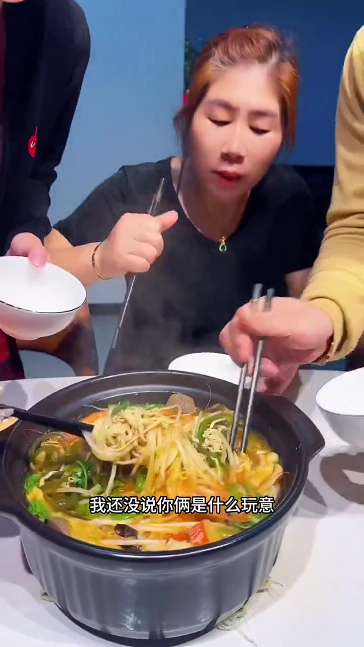 五到六人份米线教程!大虾豆芽青菜这样煮超好吃