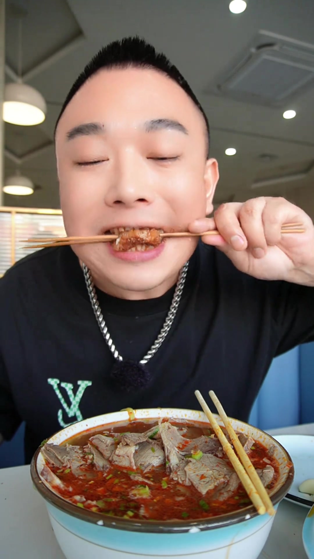 一斤牛肉,一碗面汤,三个大腰子,美味烧烤盛宴