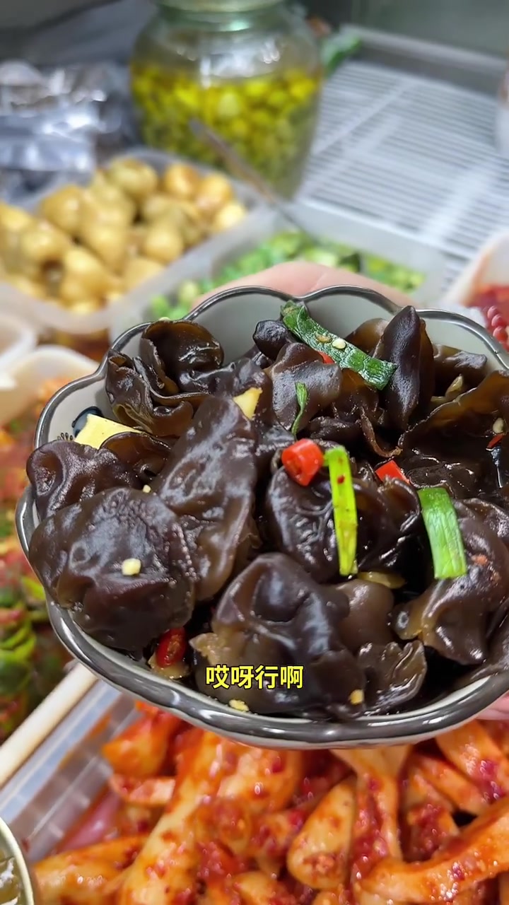 老板娘帮忙打包礼品盒,按要求搭配东北特色小菜