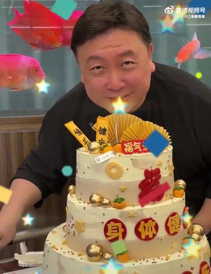 5月3日,知名导演王晶晒出70岁生日会现场视频。视频中,久未露面的疯狂小杨哥现身。切蛋糕环