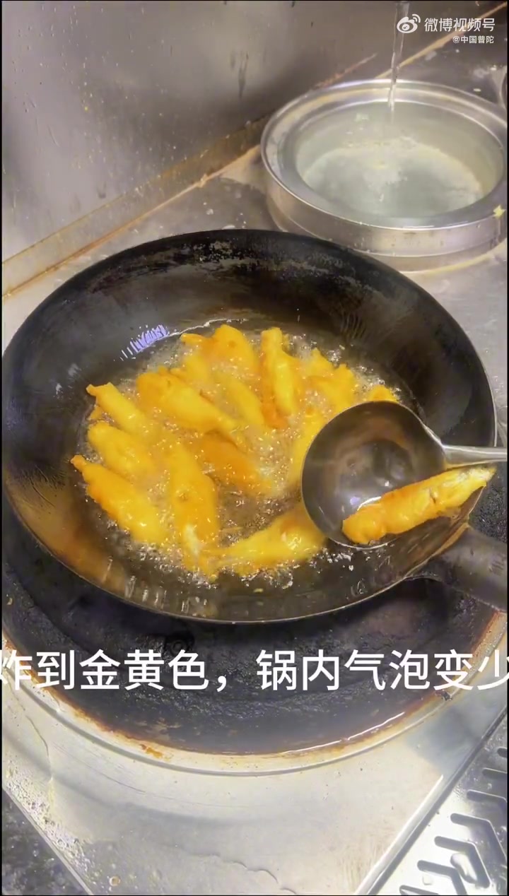 跟着教程挑战面托白条鱼大成功!从腌制调味到秘制面糊,再到黄金双炸锁脆,撒上椒盐那一刻直接香