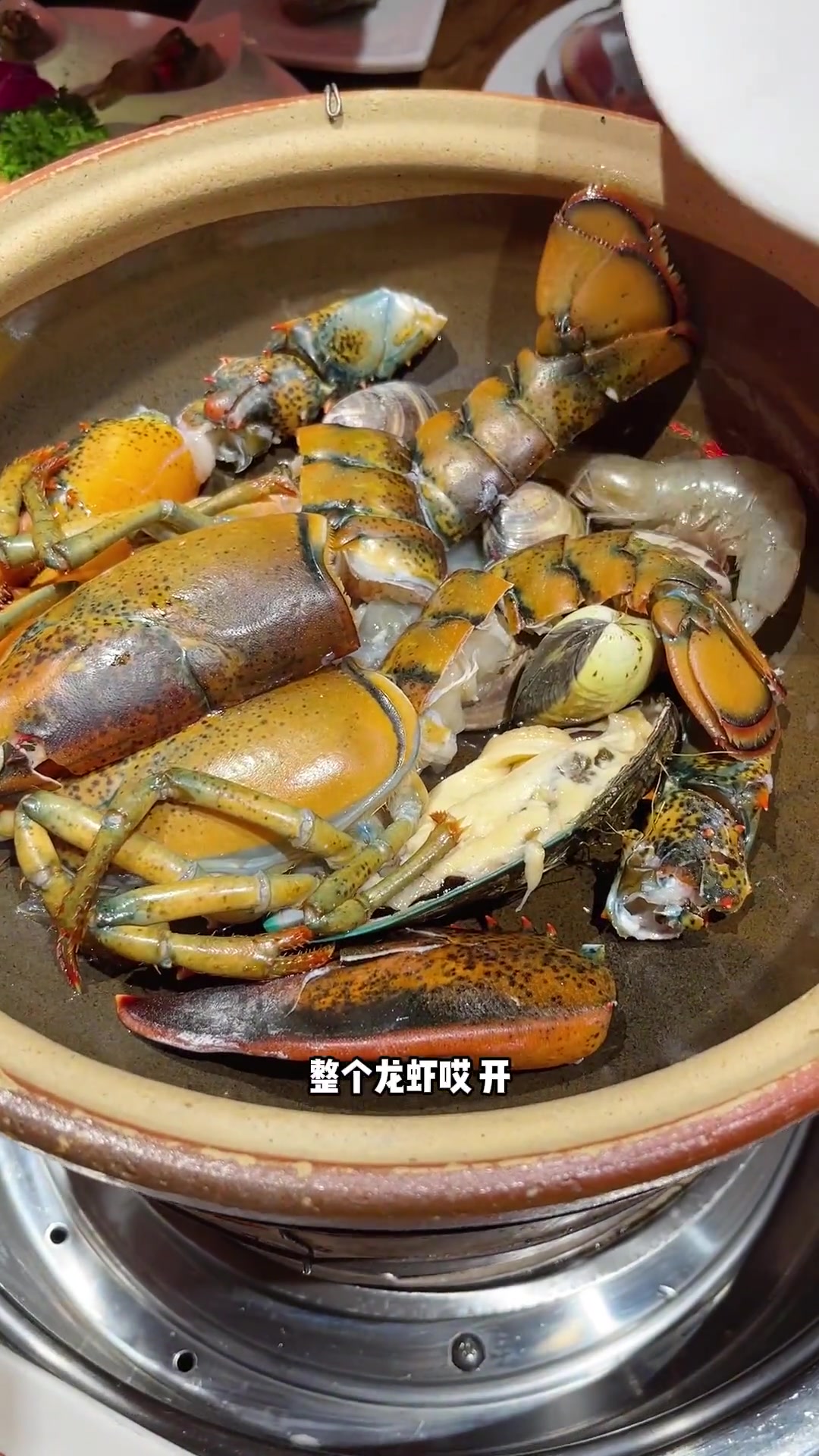 隐藏在商务楼里的海鲜火锅,海鲜现捞现煮,冷菜和热炒也很好吃!