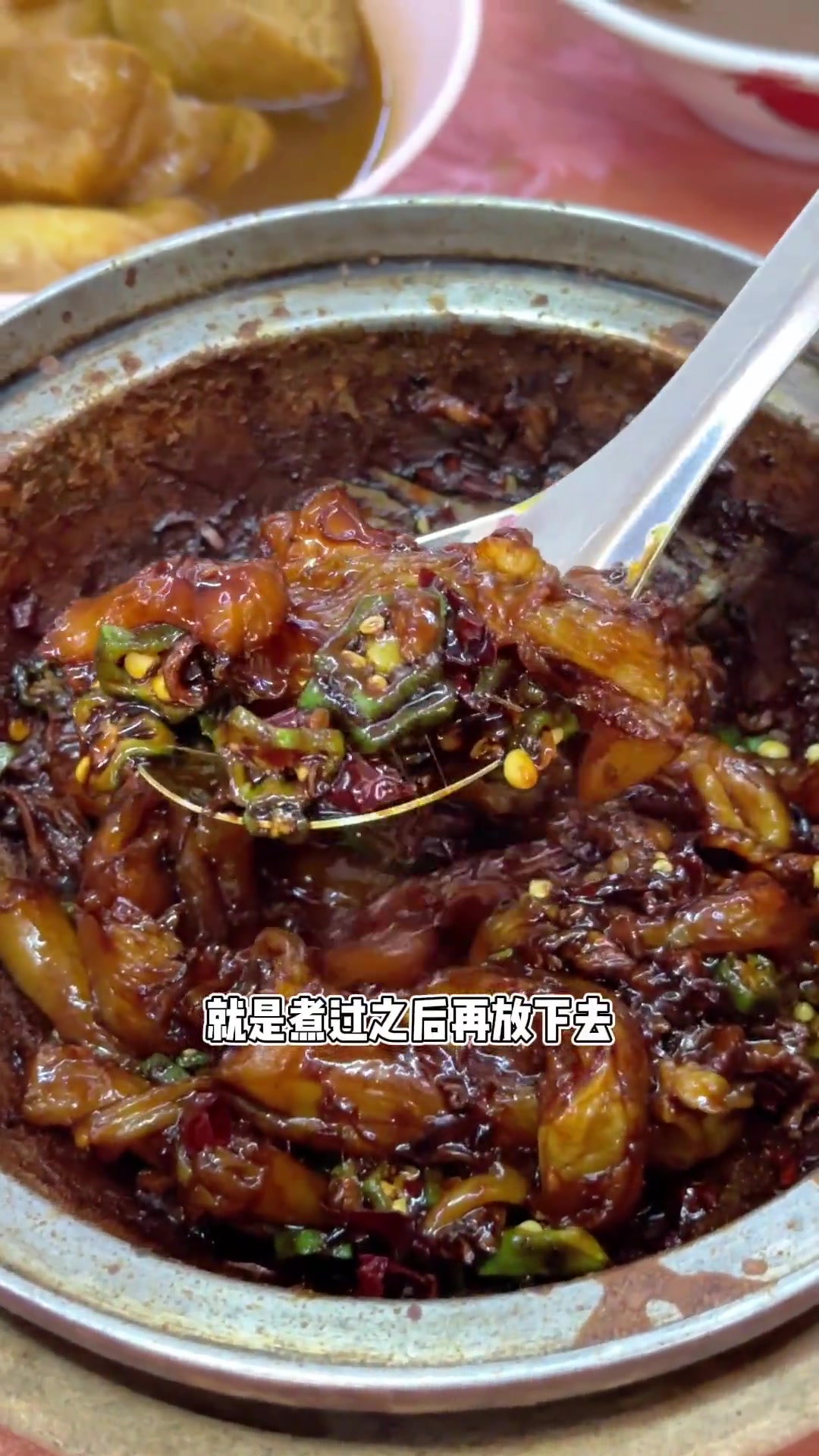 肉骨茶是马来西亚当地特色,但是干的肉骨茶还是第一次吃,就好像马来版的啫啫煲~