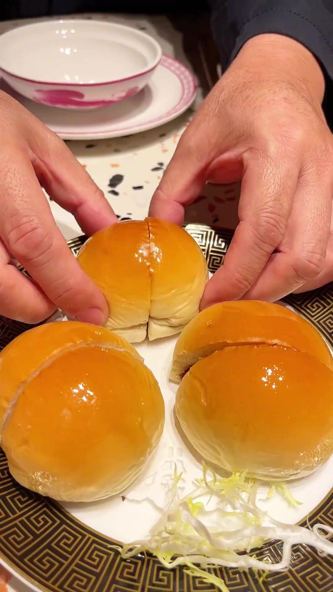 烧鹅做馅心包在松软的面包里,一口软绵绵,有被惊艳到!