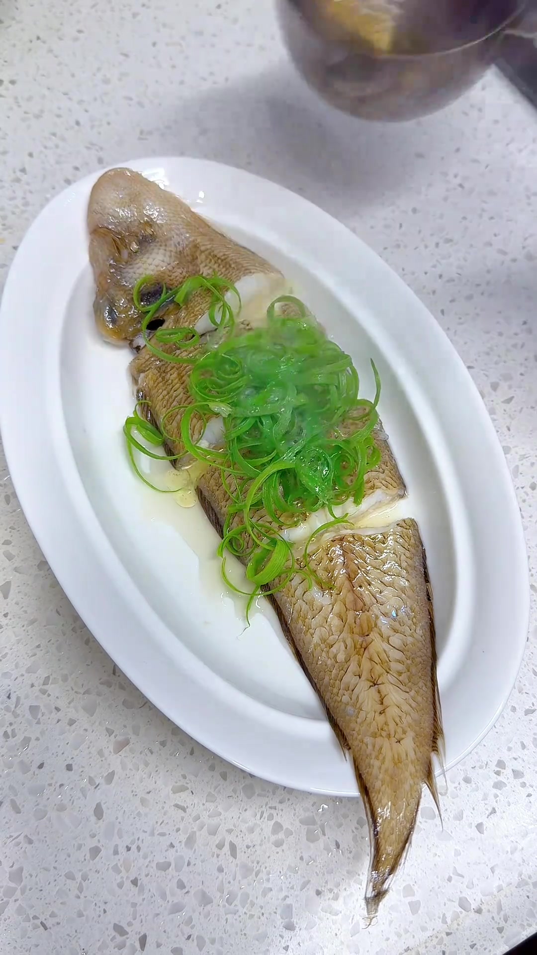 今天吃白灼鹅肠、清蒸龙利鱼、白贝、豆酱地瓜叶,还有薏米马蹄祛湿汤