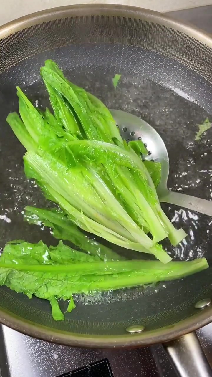 你们还记得小时候学校门口那些让人留恋不舍的美食吗?今天我们就做一个麻辣鲜香的钵钵鸡