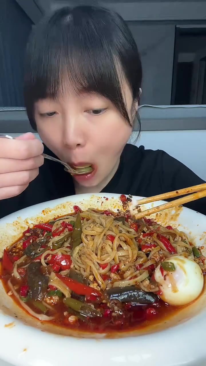 晚上好,吃饭啦,今日吃猪耳朵虾酱茄子拌面