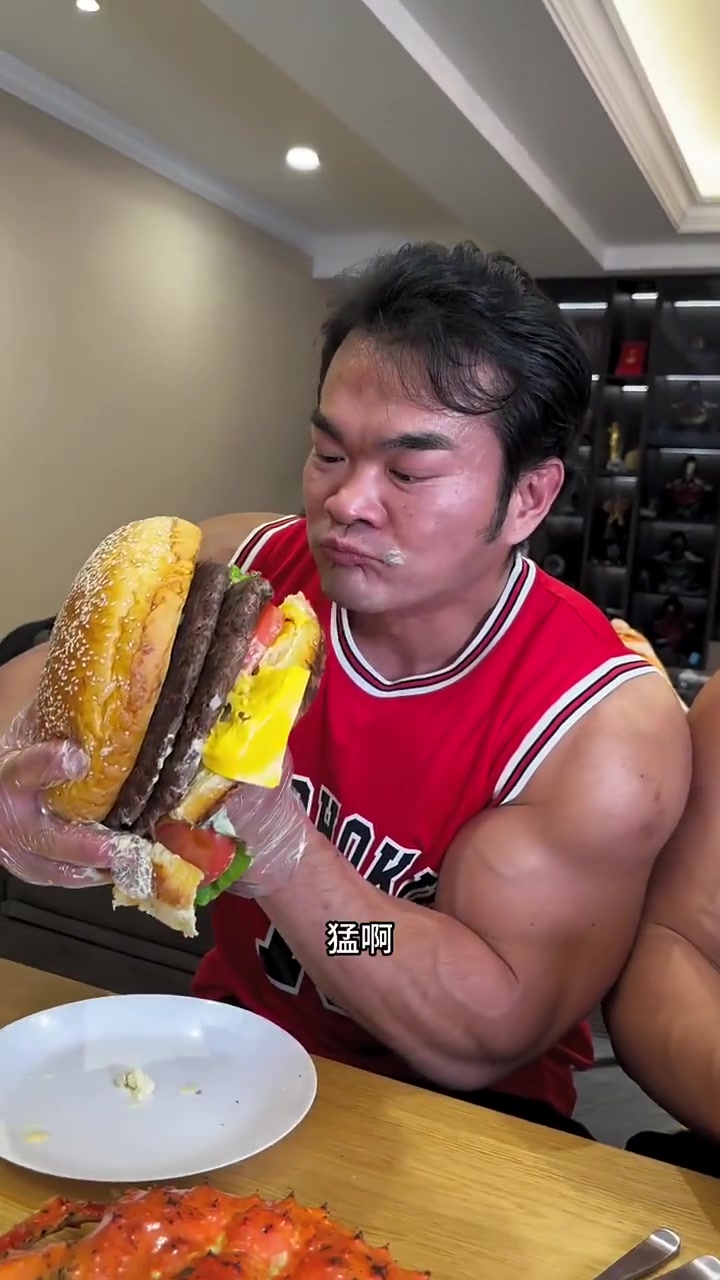 给三个巨无霸制作了一个巨无霸汉堡
