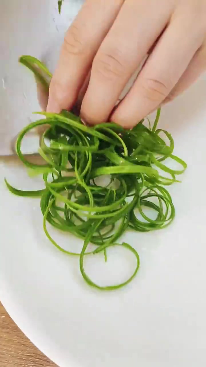 今日分享,低卡减脂餐分享月子餐 芙蓉蒸鱼片 1、尽量选择鱼刺少的品种,视频中我们用的是黑鱼