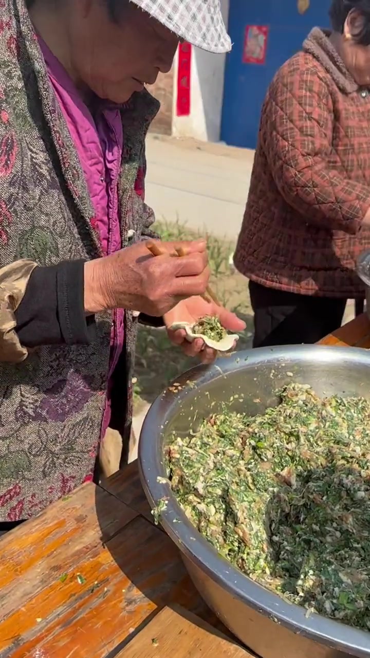 春天来咯～哥俩挖野菜,父亲掂肉来,乡亲们帮忙剁馅!荠菜肉包,香的流油!铁娃带大家感受我们河