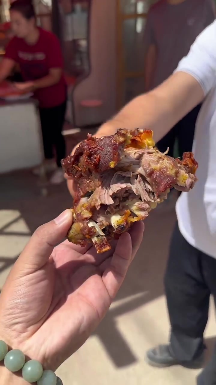 开车100公里就为了吃这超大号的架子肉,果然没让我失望,太香了!
