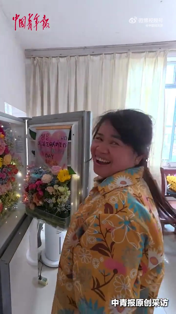 「女生冰箱放鲜花蛋糕给妈妈送惊喜」5月4日,广西南宁大一女生假期回到家,给妈妈过生日。她趁