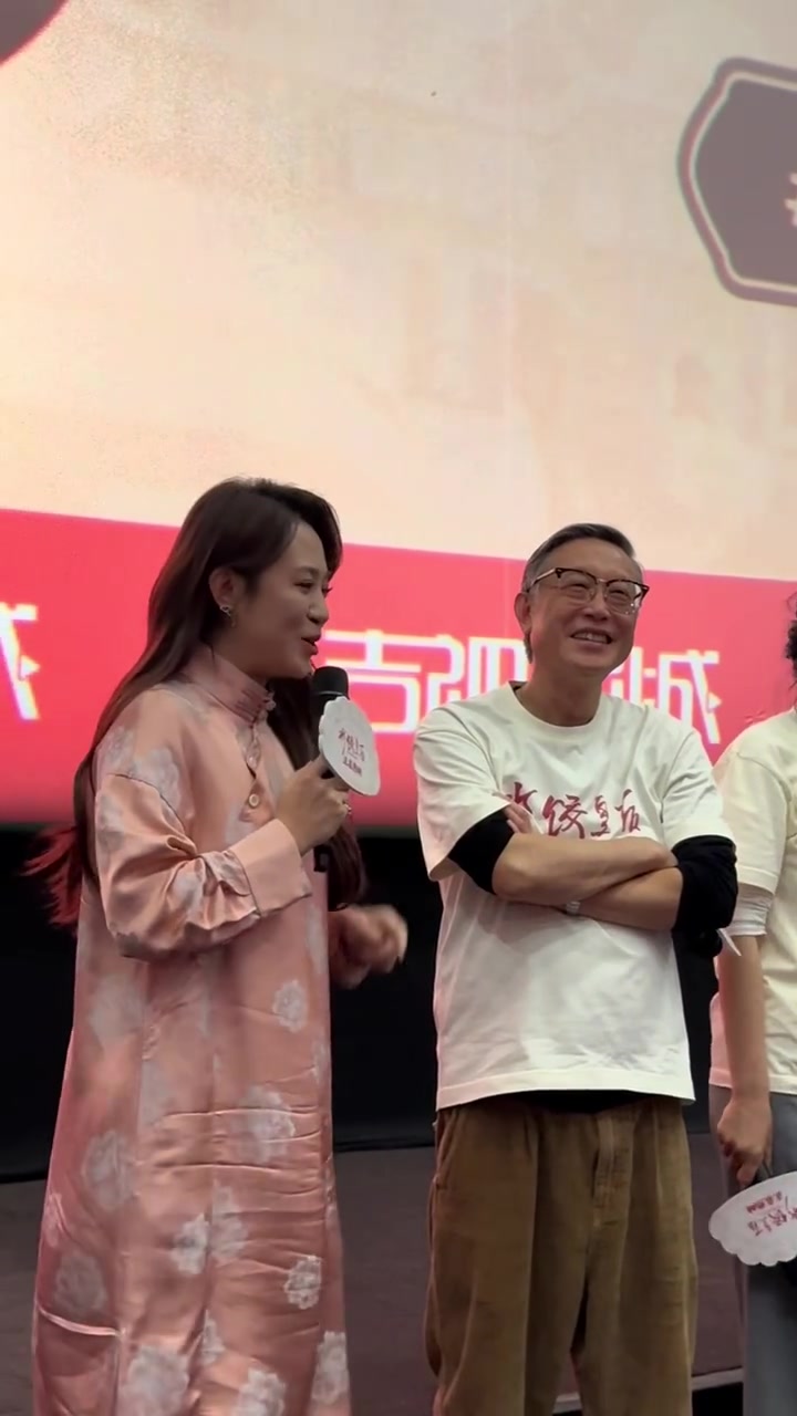 长春路演现场 演员马丽 分享片场趣事,大家拍戏的时候都是真的吃饺子,一开始小演员们都抢着要