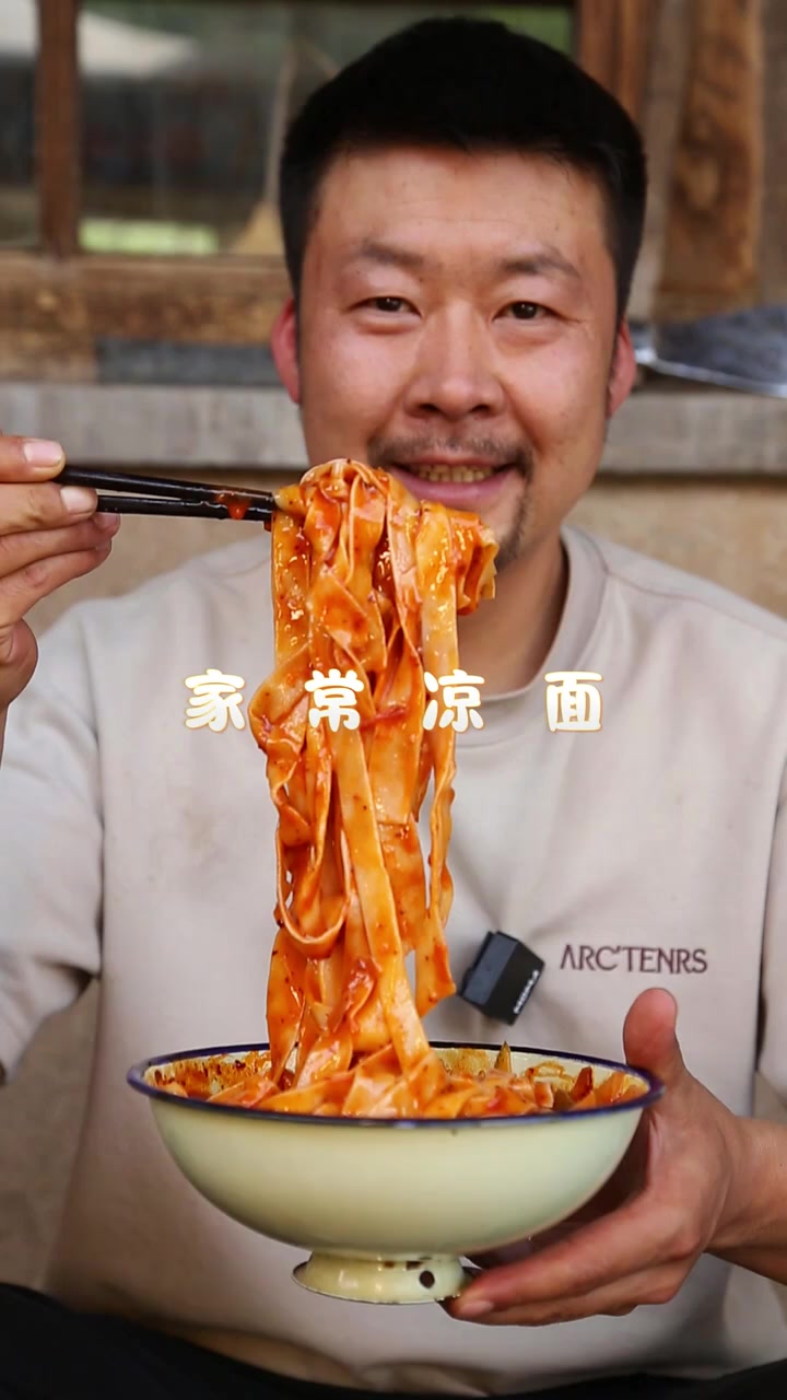 夏日凉面,金黄筋道的手擀面,浸透醇香蔬菜料汁