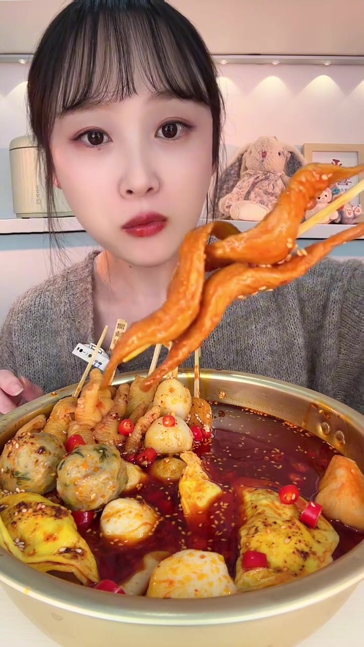 今日冷锅串串超美味,花菜泡菜饺吃得超满足