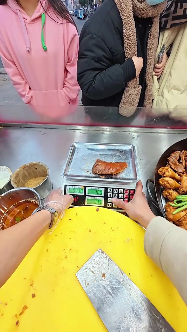 小伙在县城摆卤菜摊的第488天