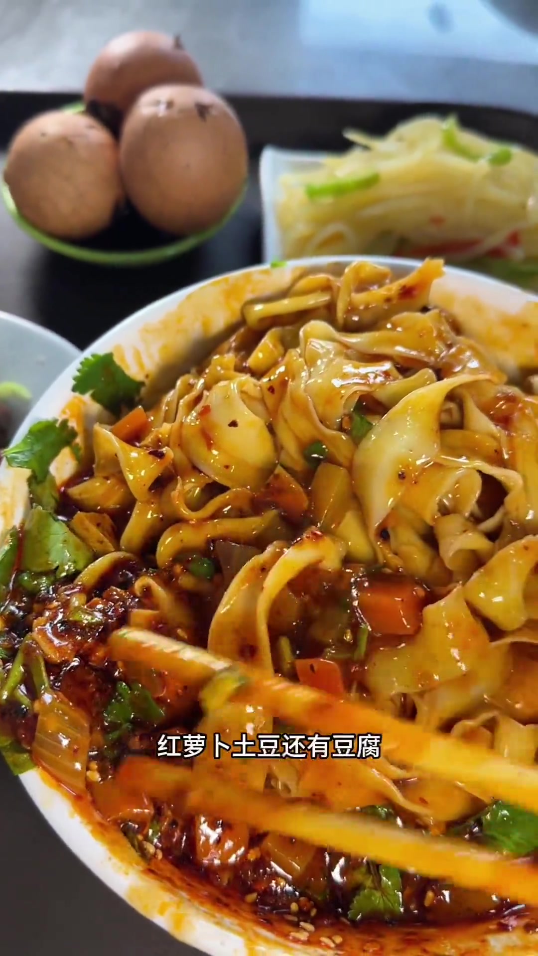 「兰州炸酱面」裹满酱,黏黏糊糊,配上肉蛋加小菜,美滋滋呀