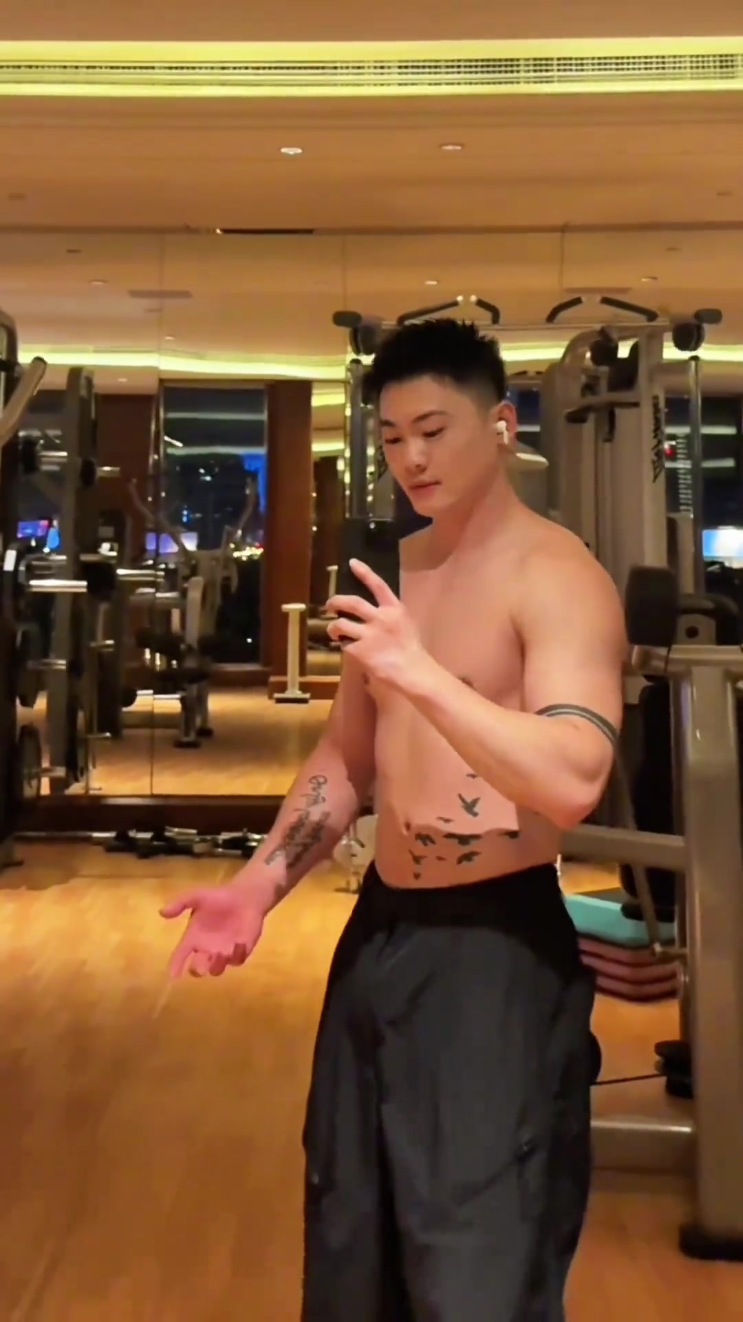 第一次来练了2个小时,肌肉型男健身模特