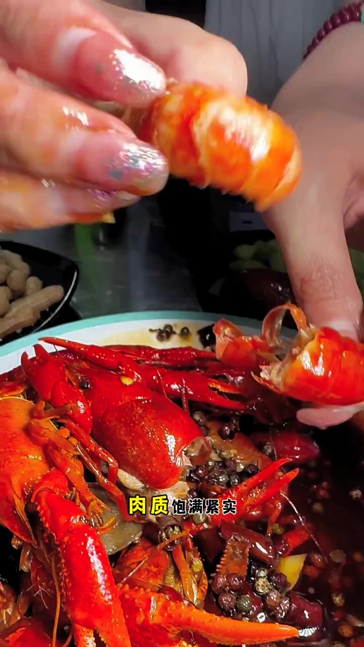 夏天的快乐烧烤、啤酒、小龙虾