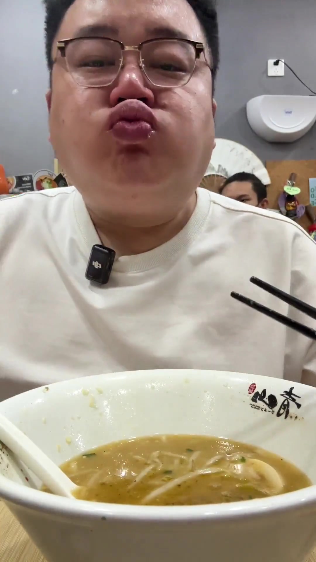 上海浓郁拉面代表,骨汤熬一整天浓稠粘嘴,啥味?