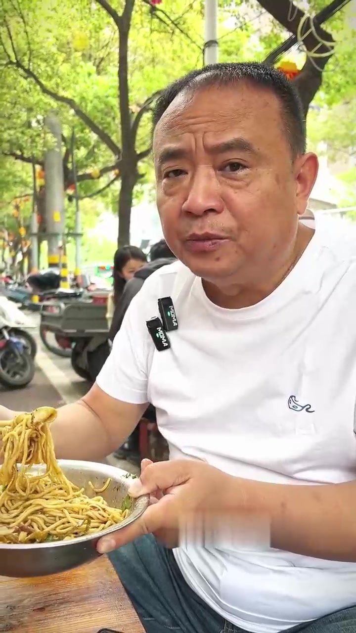 周口逍遥老乡在信阳做热干面真厉害,在当地能排前几,你来吃过没?