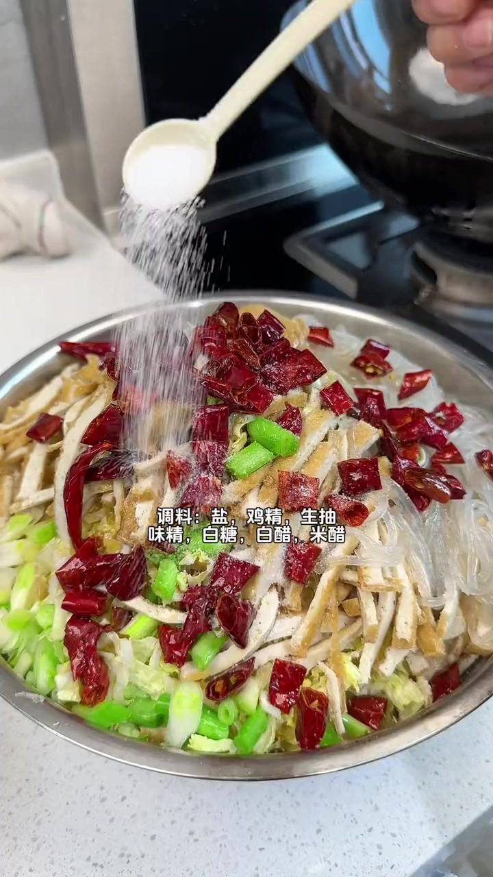 中午给工友们做了卤面、鱼丸汤、凉拌三丝