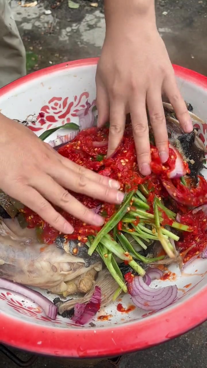 把长相凶猛的蛤蟆鱼裹在泥巴里,做成叫花蛤蟆鱼吃吃