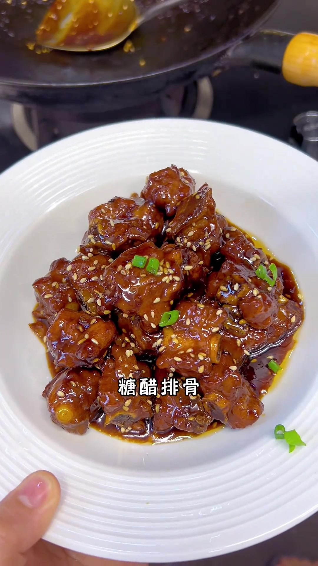 糖醋排骨、煎金鲳鱼、韭黄鱿鱼干、豆酱空心菜和吊瓜汤;简单又家常的饭菜