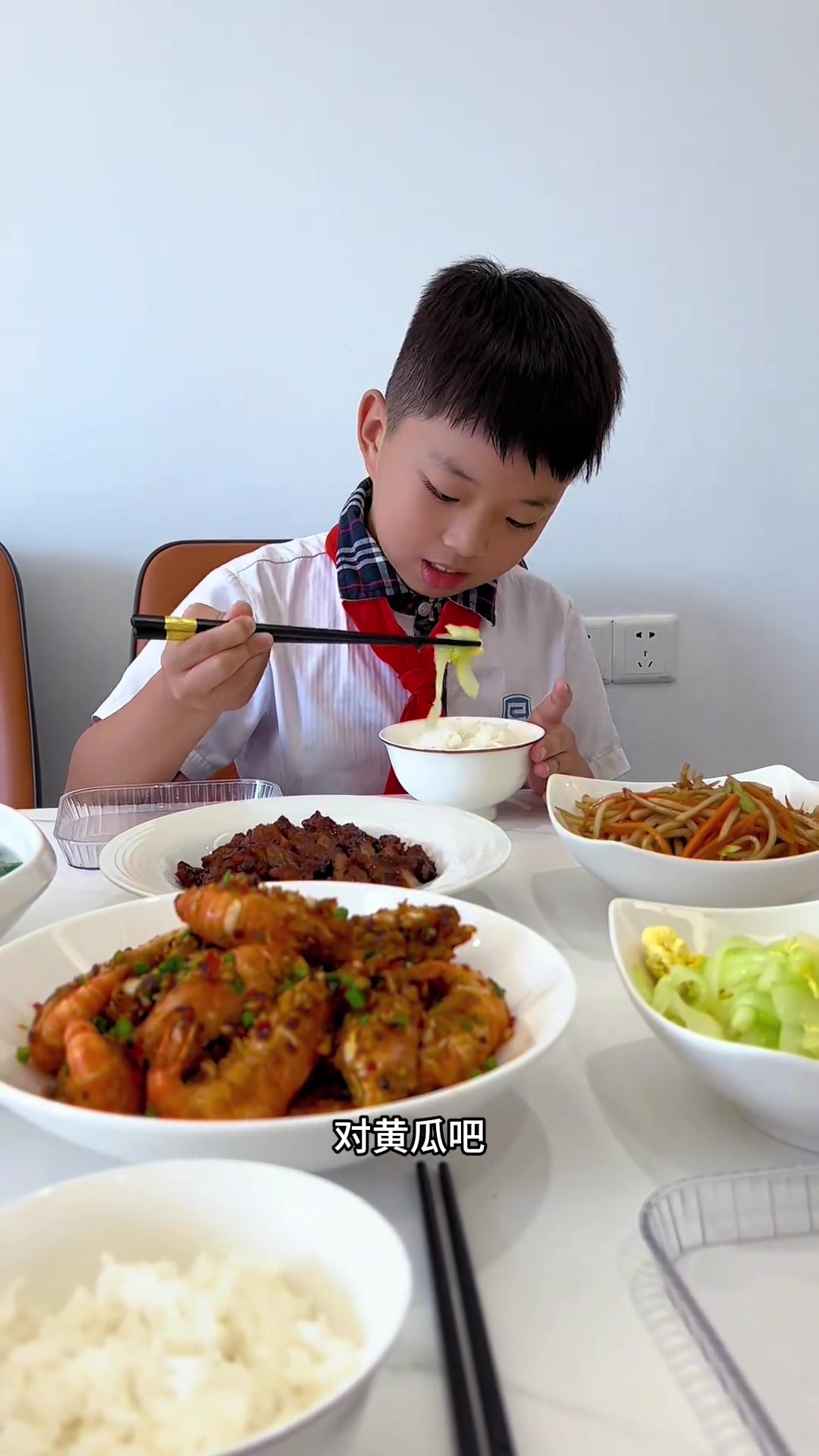 四菜一汤|今日菜谱:茼蒿牛肉丸汤、叉烧肉、椒盐罗氏虾、脆炒莲藕丝、吊瓜炒蛋