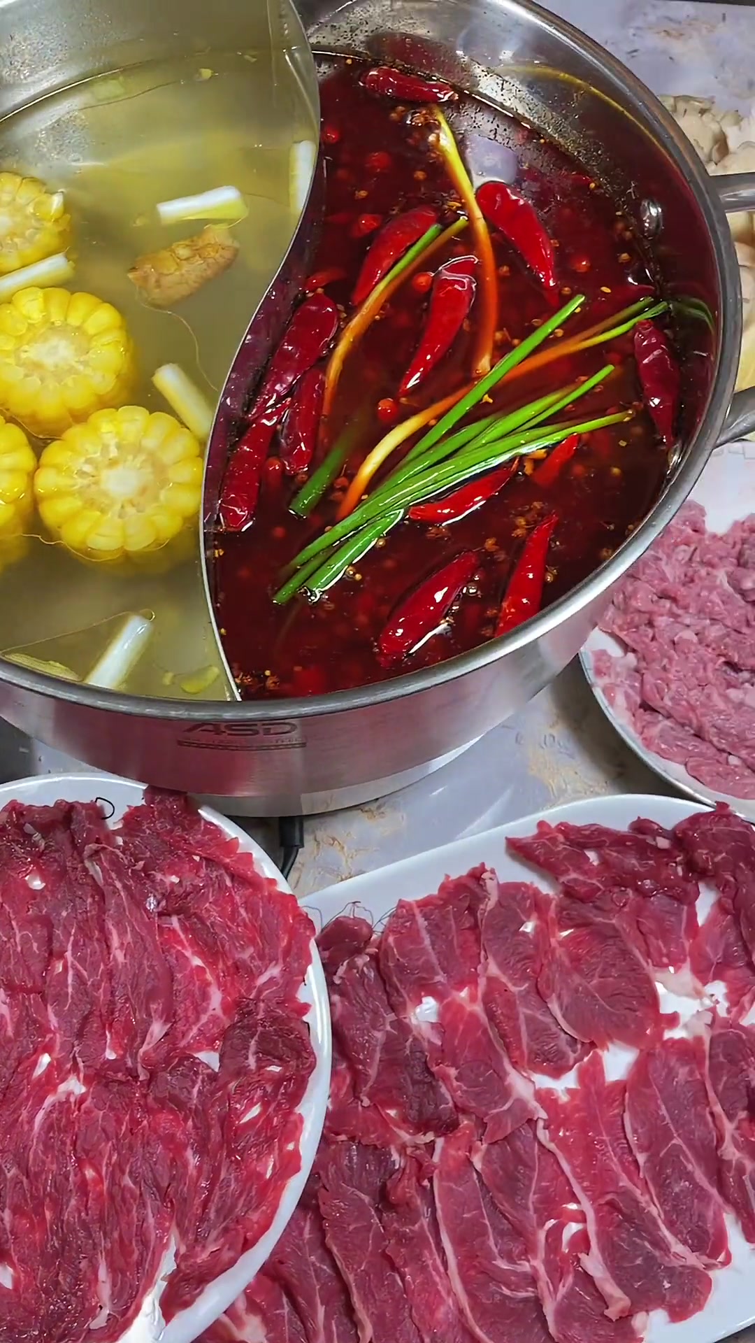 今天买了一点新鲜的牛肉,用自己炒的火锅底料吃个牛肉火锅,你知道怎么看牛肉新不新鲜吗?