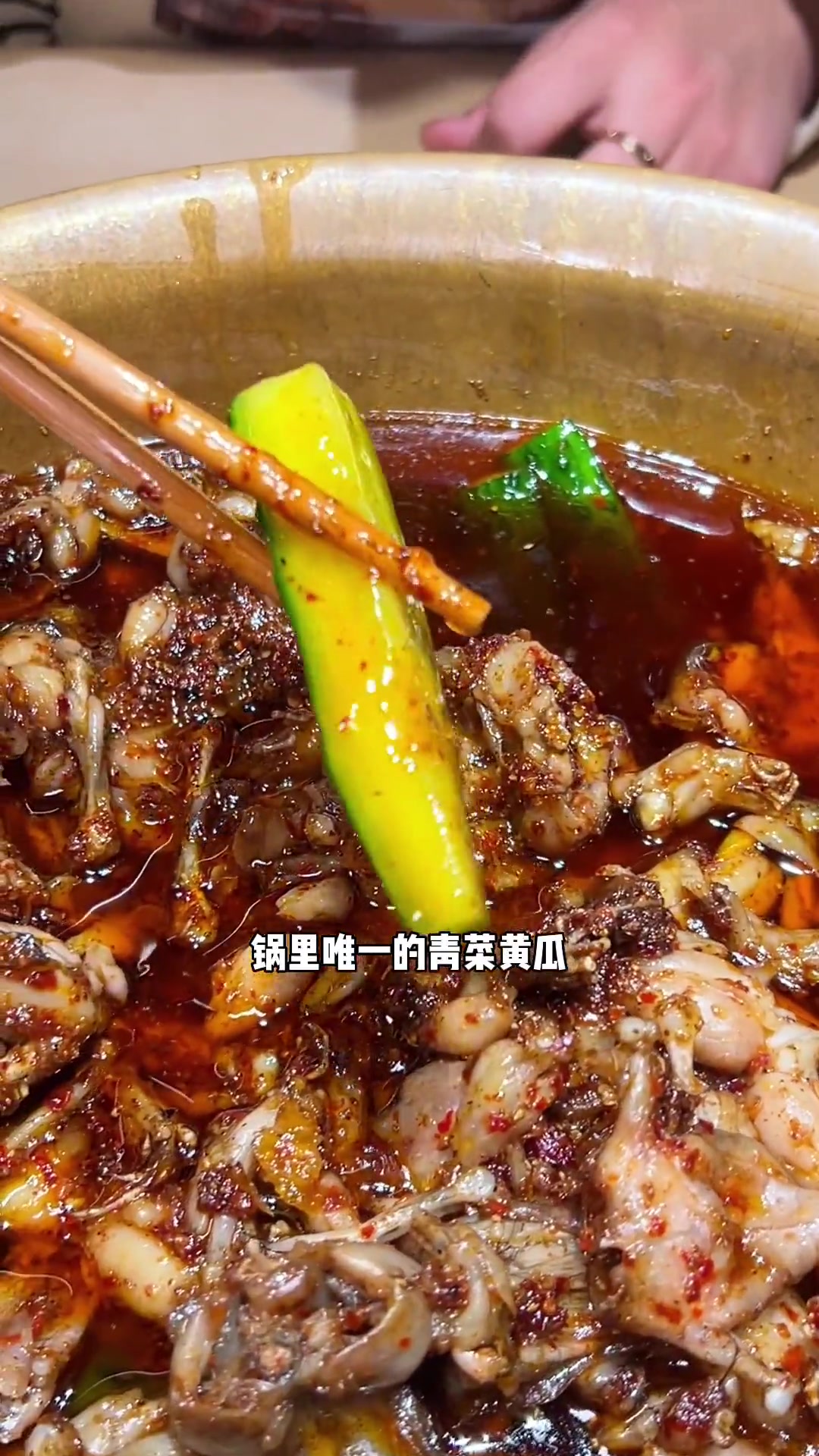 青岛开了一家又麻又辣的川菜盆盆虾,尤其是那青岛蛙麻辣鲜嫩的口感再喝上一口醇香纯正的经典名酒