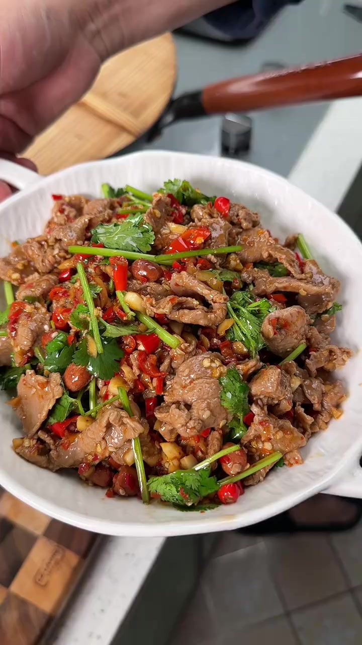 只要五分钟简单几步就能搞定的香菜拌牛肉,香辣滑嫩,酸爽开胃