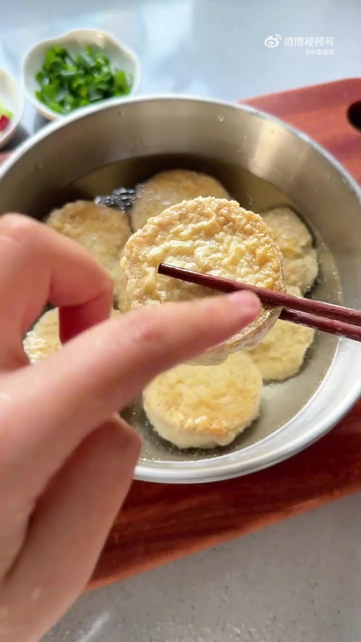 烟火人间,最抚人心的往往是一碟家常滋味。江南街头巷尾常见的红烧素鸡,便是这般温柔存在。素鸡