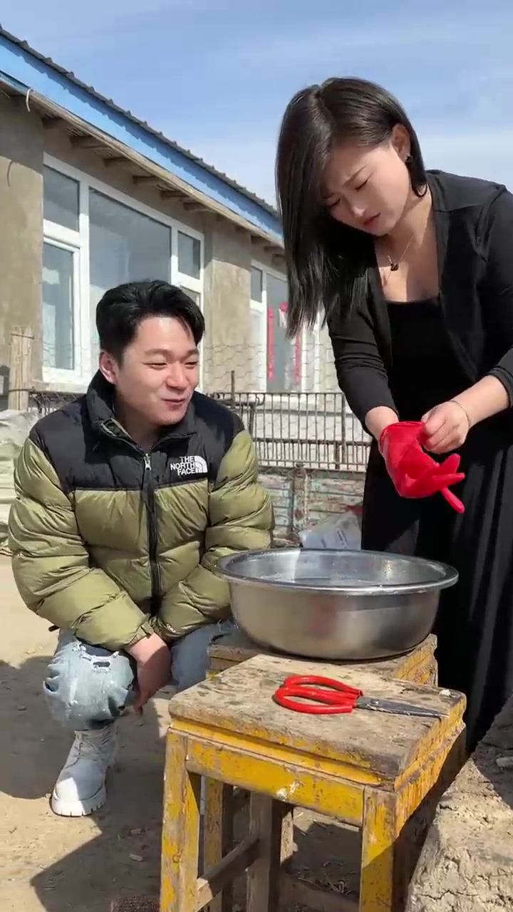 欢迎锦州铁粉来家做客,大锅捞饭,红烧带鱼。笨哥带大家感受东北农村日常生活,体验当地风土人情