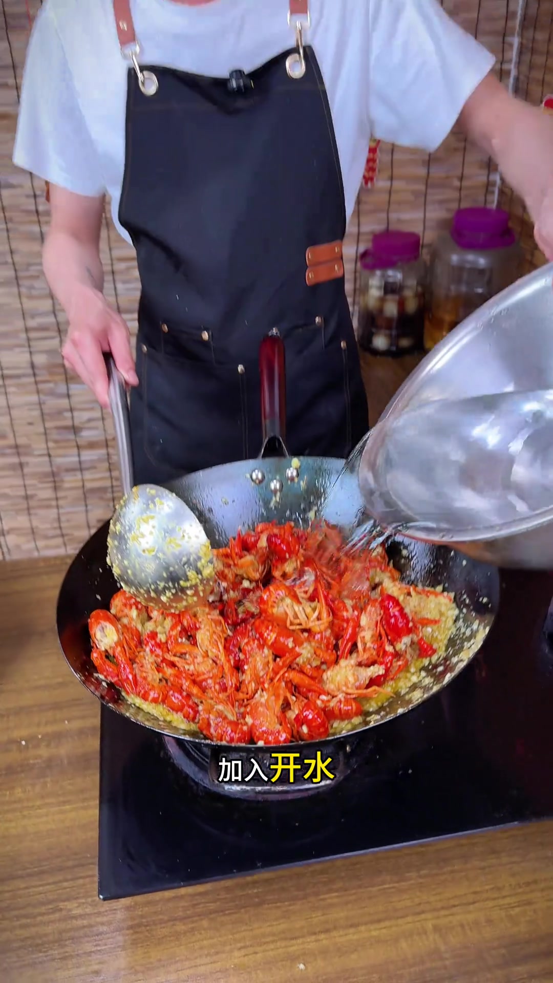 五一聚餐必试蒜蓉小龙虾,汤汁拌面超好吃