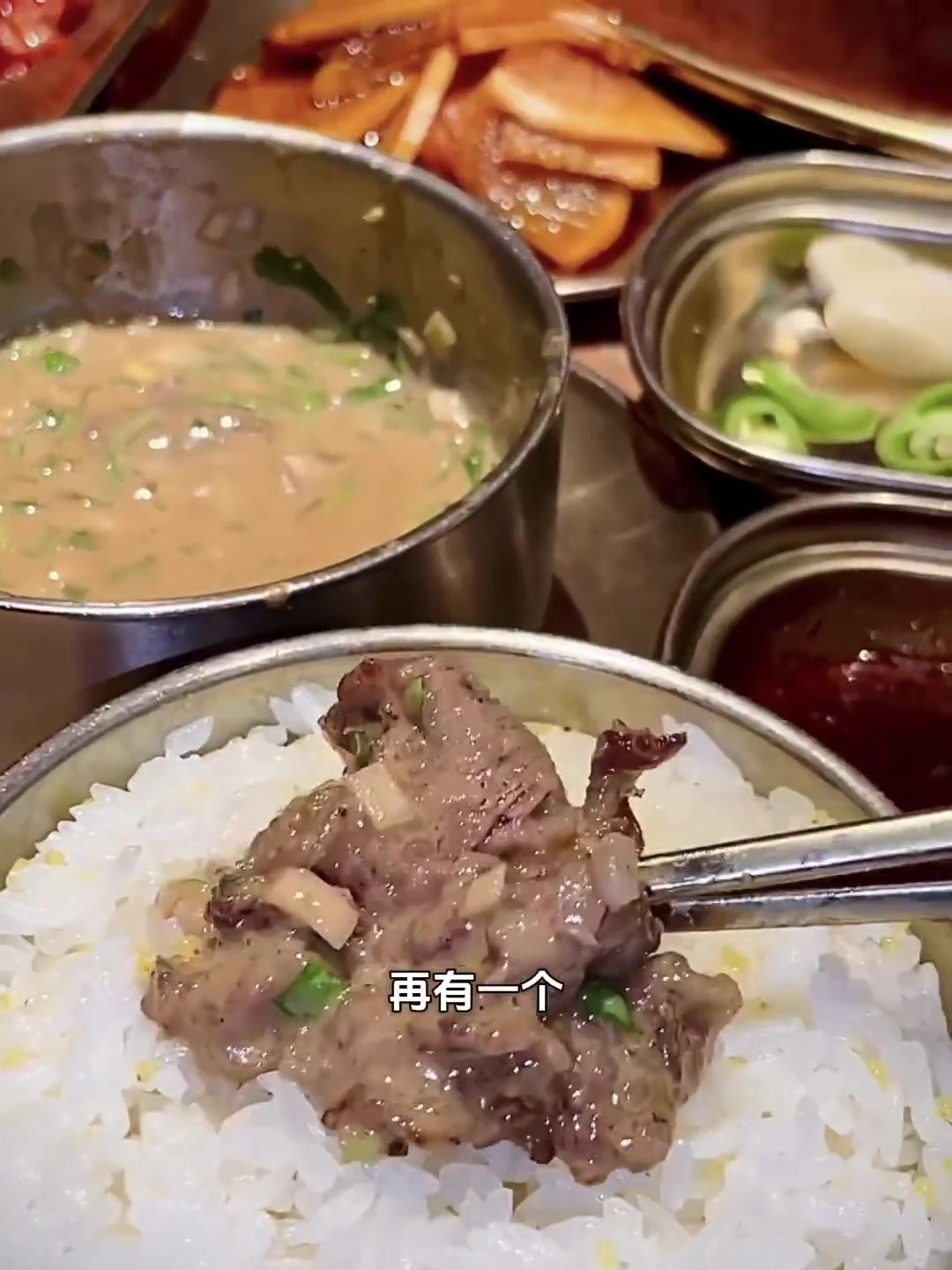 为防被其他烤肉店比下去,他们将蘸料做成招牌