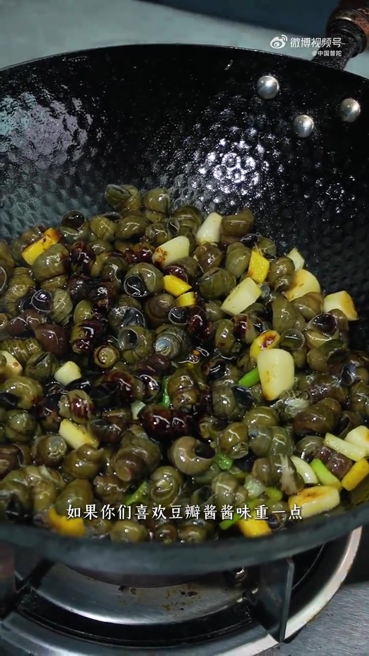 眼下正值暮春向初夏过渡的时节,空气中弥漫着独有的清新与活力。此时,最适合用一盘酱爆螺蛳,开